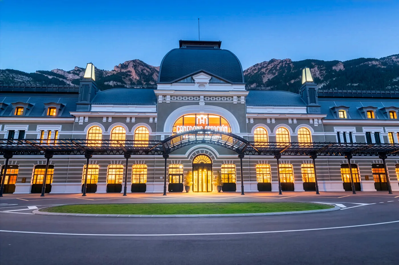 Canfranc: De estación ferroviaria abandonada a hotel de lujo en el Pirineo