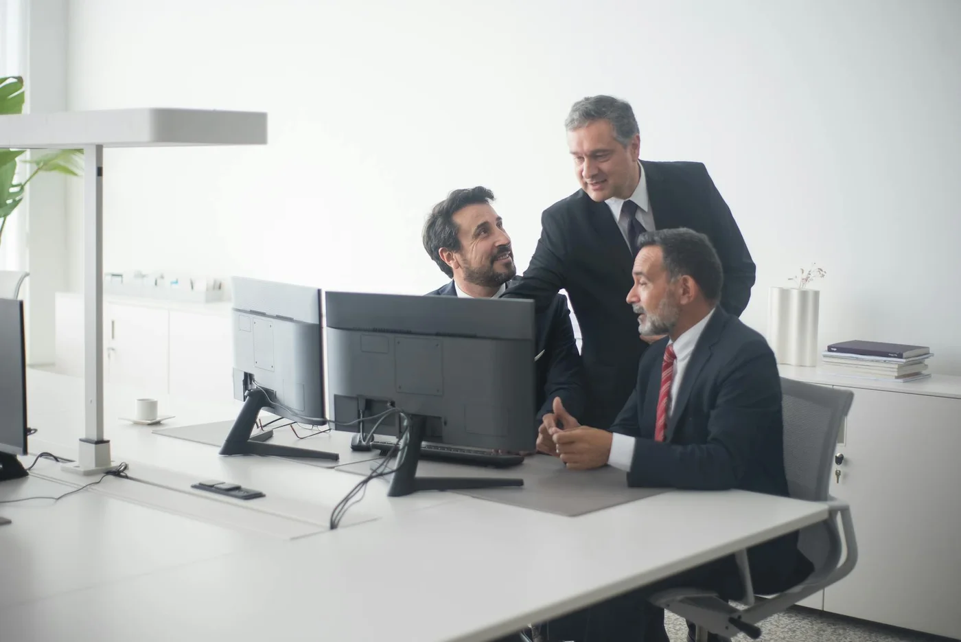 Guía Intermedia: Automatización para Abogados en Colombia Conectada a CRM y Ahorro de Costos