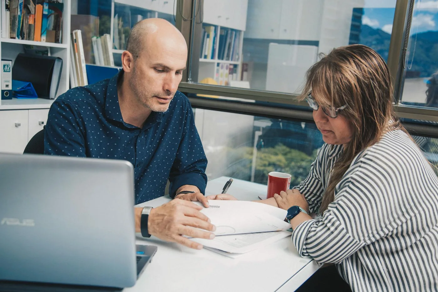 Guía Intermedia: Automatización para Abogados en Colombia Conectada a CRM y Leads